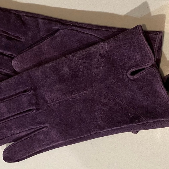 Women’s one size (small to medium) Bijou Terner Elegant Purple Suede Gloves - Picture 3 of 9